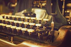 Maszyna do pisania w biurze wydawniczym