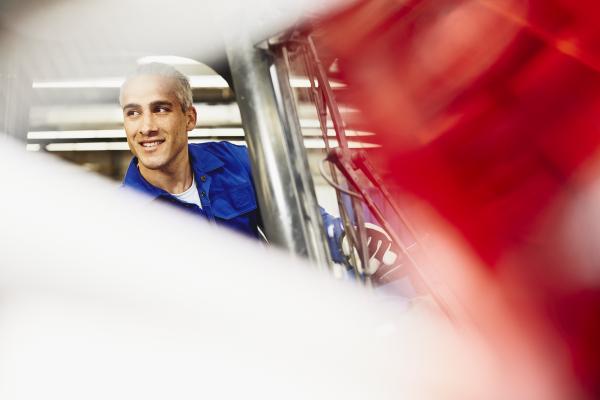 operator wózka widłowego na produkcji