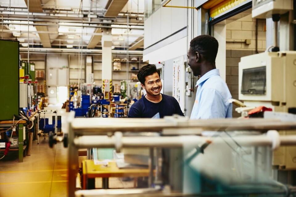 працюючи закордоном